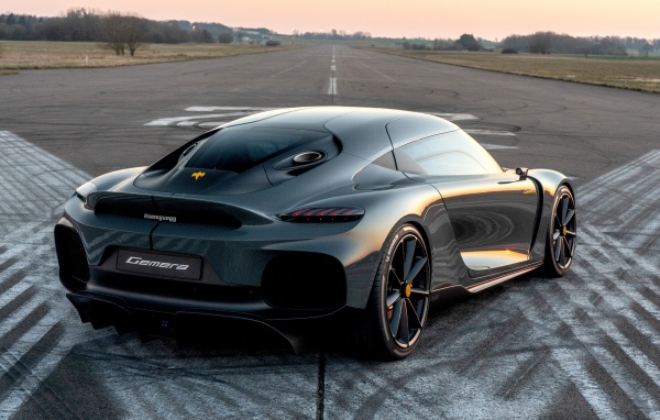 Автомобиль Koenigsegg Gemera 2020 года на трассе