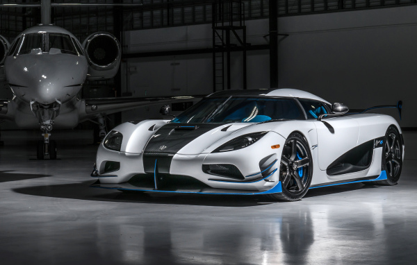 Спортивный автомобиль Koenigsegg Agera RS1 в ангаре