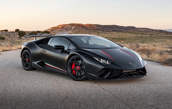 Черный спортивный  Lamborghini Huracan Performante 2020 года