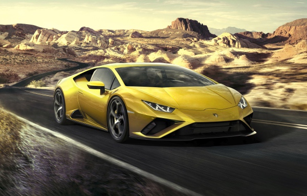 Автомобиль Lamborghini Huracan EVO RWD 2020 года едет по дороге