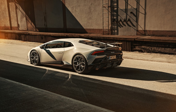 Автомобиль  Lamborghini Huracan EVO 2020 года в лучах солнца 