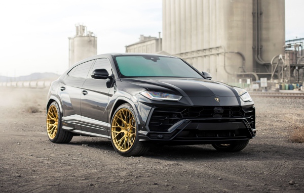 Черный внедорожник  Lamborghini Urus 2020 года на фоне завода