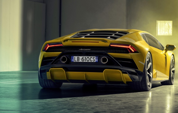Желтый спортивный Lamborghini Huracan EVO RWD 2020 года вид сзади