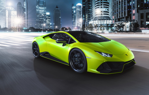 Быстрый автомобиль Lamborghini Huracán EVO 2021 года на ночной дороге