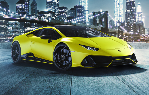 Желтый автомобиль Lamborghini Huracán EVO 2021 года на фоне города