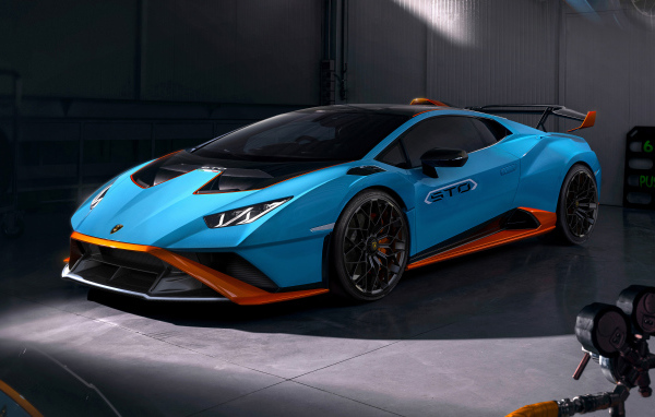 Автомобиль Lamborghini Huracán STO 2021 года в гараже