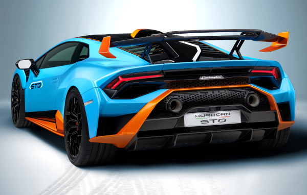 Автомобиль Lamborghini Huracán STO 2021 года вид сзади на сером фоне