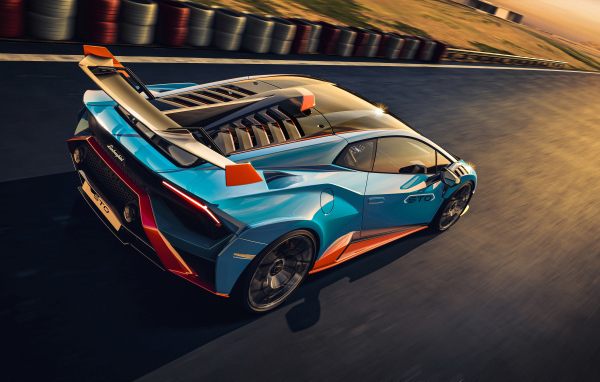 Быстрый автомобиль Lamborghini Huracán STO 2021 года на гоночной трассе