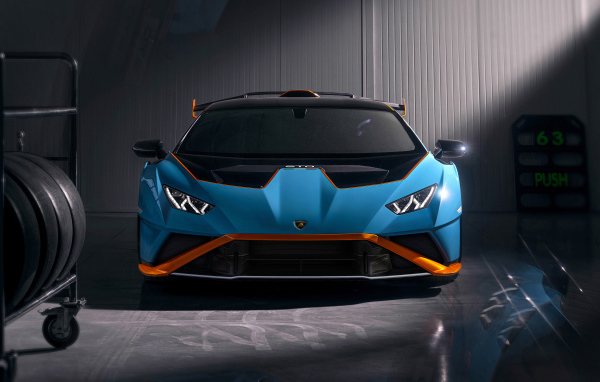 Автомобиль Lamborghini Huracán STO 2021 года вид спереди