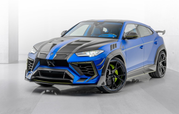 Автомобиль Mansory Lamborghini Urus Venatus 2020 года на сером фоне