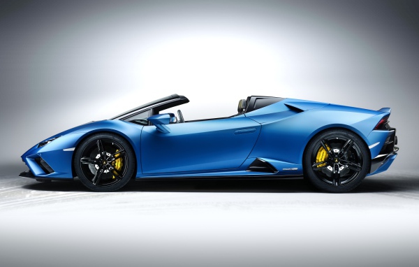 Дорогой быстрый автомобиль Lamborghini Huracan EVO RWD Spyder 2020 года на сером фоне 