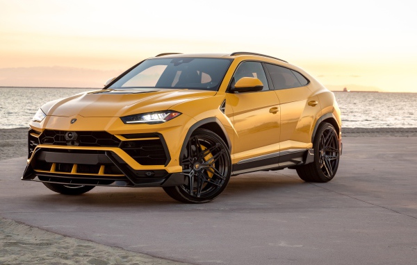 Автомобиль Lamborghini Urus у воды 