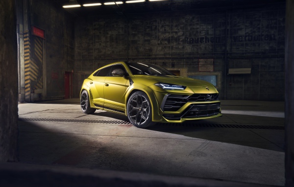 Автомобиль Lamborghini Urus в ангаре 
