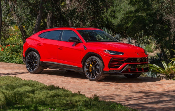 Красный Lamborghini Urus Shiny в парке 