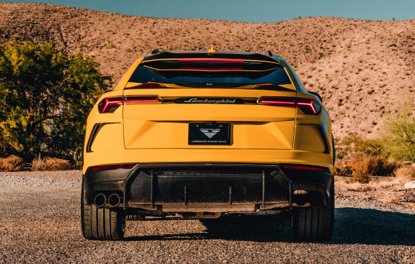 Желтый автомобиль Lamborghini Urus 2019 года вид сзади