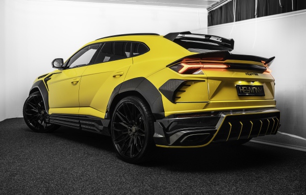 Желтый автомобиль  Lamborghini Keyrus 2020 года вид сзади 