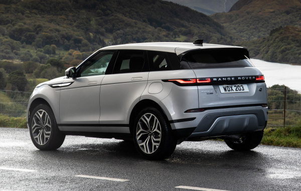 Серебристый автомобиль Range Rover Evoque P300e S 2020 года вид сзади