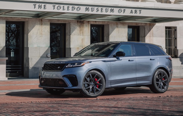 Внедорожник Range Rover Velar, 2020 года у здания музея 