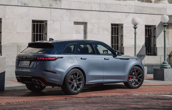Серебристый автомобиль Range Rover Velar, 2020 года 