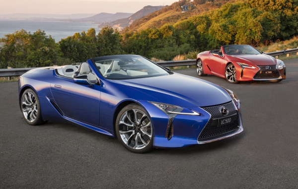 Синий автомобиль Lexus LC 500 Convertible 2020 года 