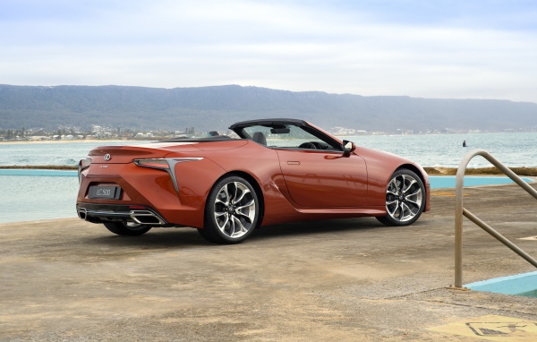 Красный кабриолет Lexus LC 500 Convertible 2020 года у воды 