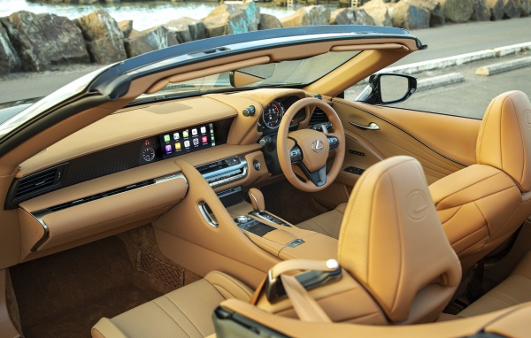 Кожаный салон автомобиля Lexus LC 500 Convertible 2020 года 