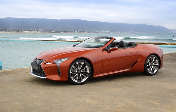 Красный кабриолет Lexus LC 500,  2020 года у воды 