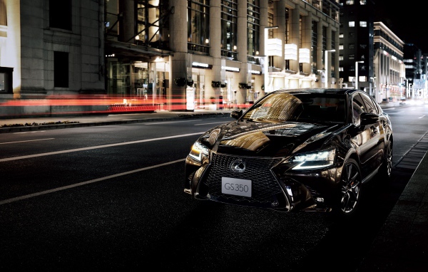 Черный автомобиль Lexus GS 350 Eternal Touring 2020 года на улице города ночью