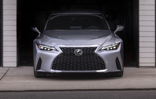 Серебристый автомобиль  Lexus IS 300 AWD, 2021 года в гараже