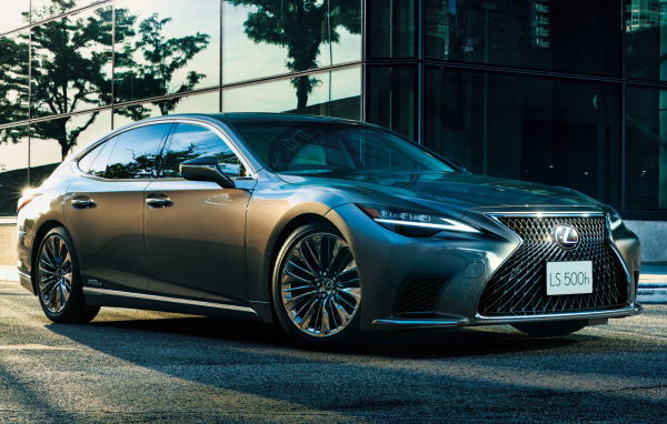 Автомобиль Lexus LS 500h 2021 года у здания