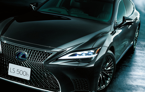 Автомобиль Lexus LS 500h 2021 года крупным планом