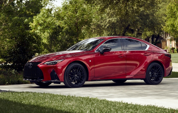 Красный автомобиль  Lexus IS 350 AWD F SPORT, 2021 года вид сбоку
