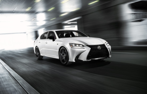 Белый автомобиль Lexus GS 350 F, 2020 года на трассе 