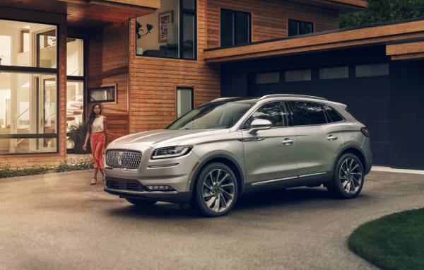 Автомобиль  Lincoln Nautilus  2021 года у дома