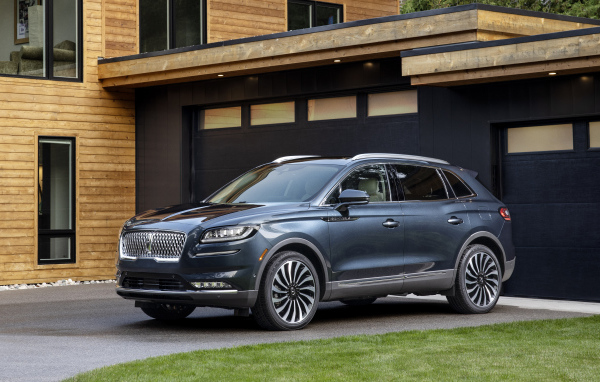 Автомобиль  Lincoln Nautilus 2021 года у гаража