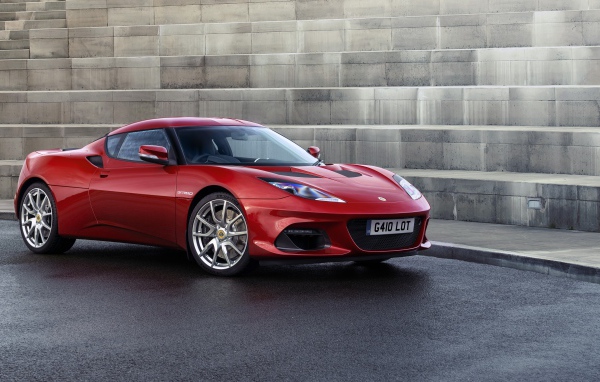 Быстрый красный автомобиль Lotus Evora GT410 2020 года у ступенек 