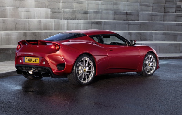 Красный автомобиль Lotus Evora GT410 2020 года вид сзади