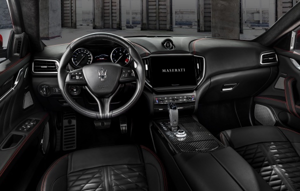 Черный кожаный салон Maserati Ghibli Trofeo 2020 года 
