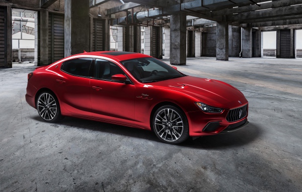 Красный автомобиль Maserati Ghibli Trofeo 2020 года на парковке 