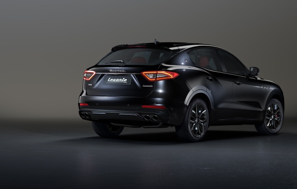 Черный  Maserati Levante S Q4, 2020 года вид сзади