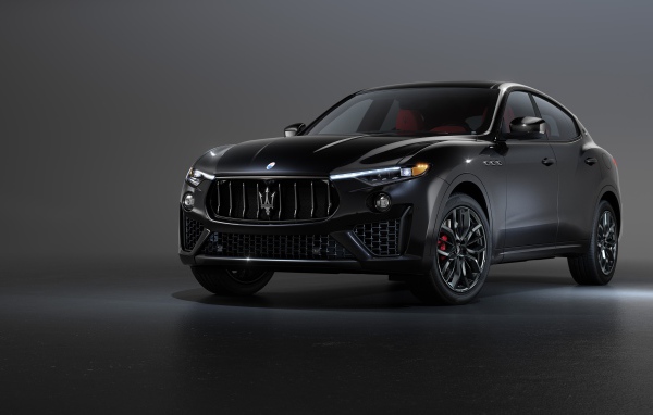 Черный автомобиль  Maserati Levante S Q4, 2020 года на сером фоне