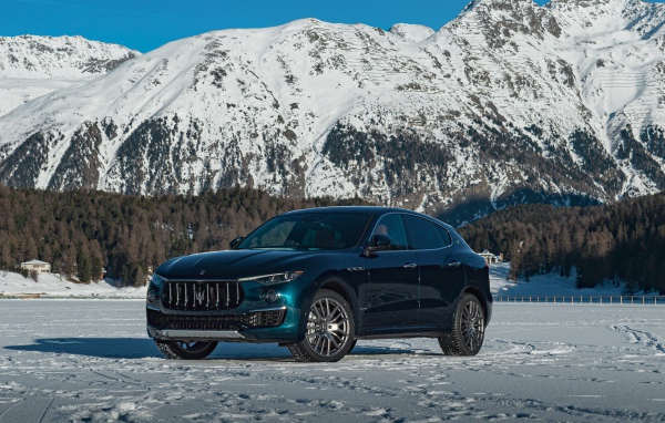 Дорогой автомобиль Maserati Levante GranLusso Royale 2020 года на фоне гор 