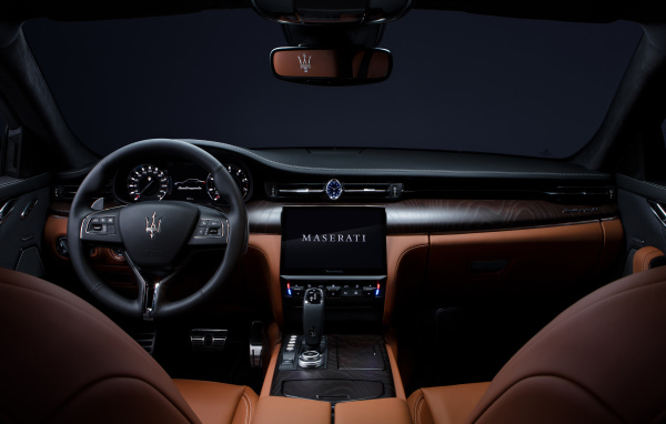 Дорогой кожаный салон автомобиля Maserati Quattroporte S Q4 GranLusso 2021 года
