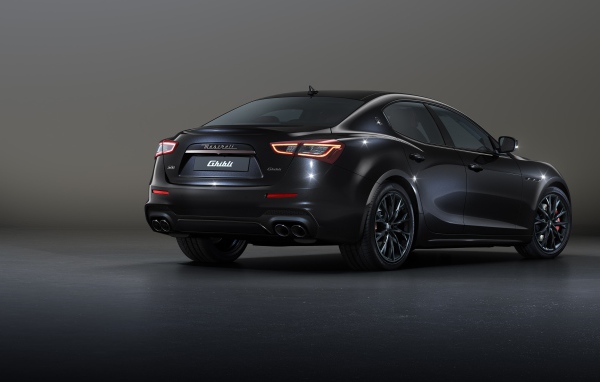 Автомобиль  Maserati Ghibli S Q4 GranSport Edizione Ribelle, 2020 года вид сзади