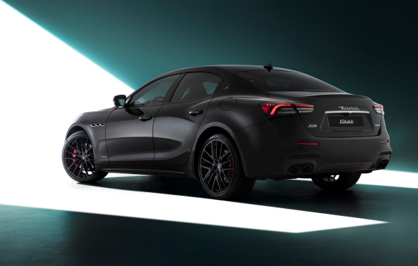 Автомобиль Maserati Ghibli S Q4, 2021 года вид сзади