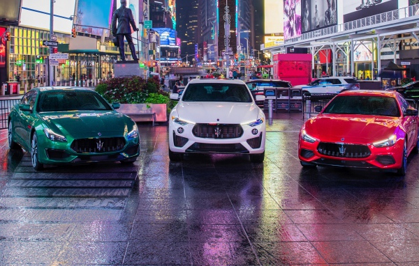 Три автомобиля  Maserati MC20, 2021 года в городе
