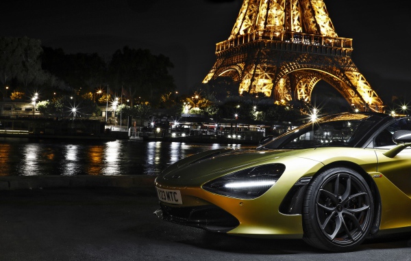Автомобиль McLaren 720S Spider, 2019 года у Эйфелевой башни 