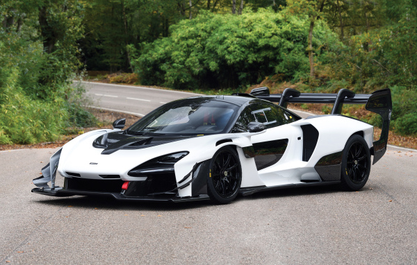 Белый спортивный автомобиль McLaren Senna GTR 2019 года на дороге