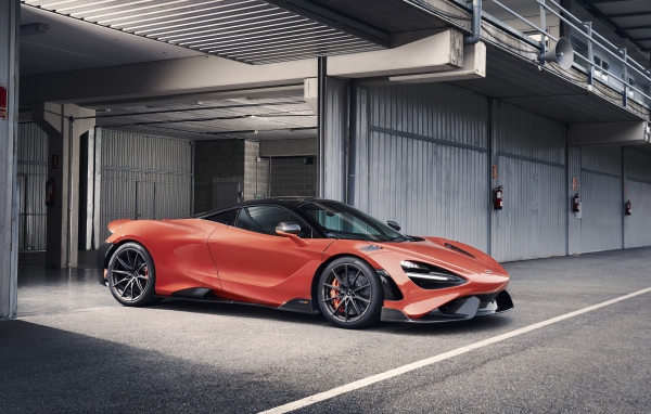 Автомобиль McLaren 765LT 2020 года выезжает из гаража 