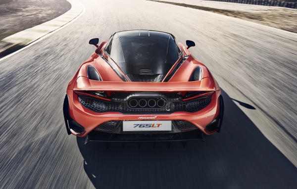 Автомобиль McLaren 765LT 2020 года вид сзади